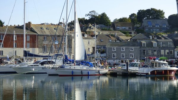 How to find the best local seafood restaurants in Padstow?