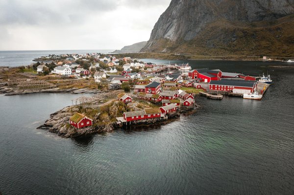 What are some low-cost ways to enjoy the scenic beauty of the Lake District?