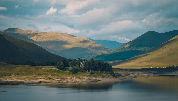 How can you ensure a holiday rental in the Scottish Highlands is close to clan heritage sites?